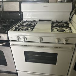 Gas Stove Brand Frigidaire Everything Works Great With A 3 Months Warranty 