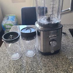 Preowned 64. Oz GE Blender with two personal cups