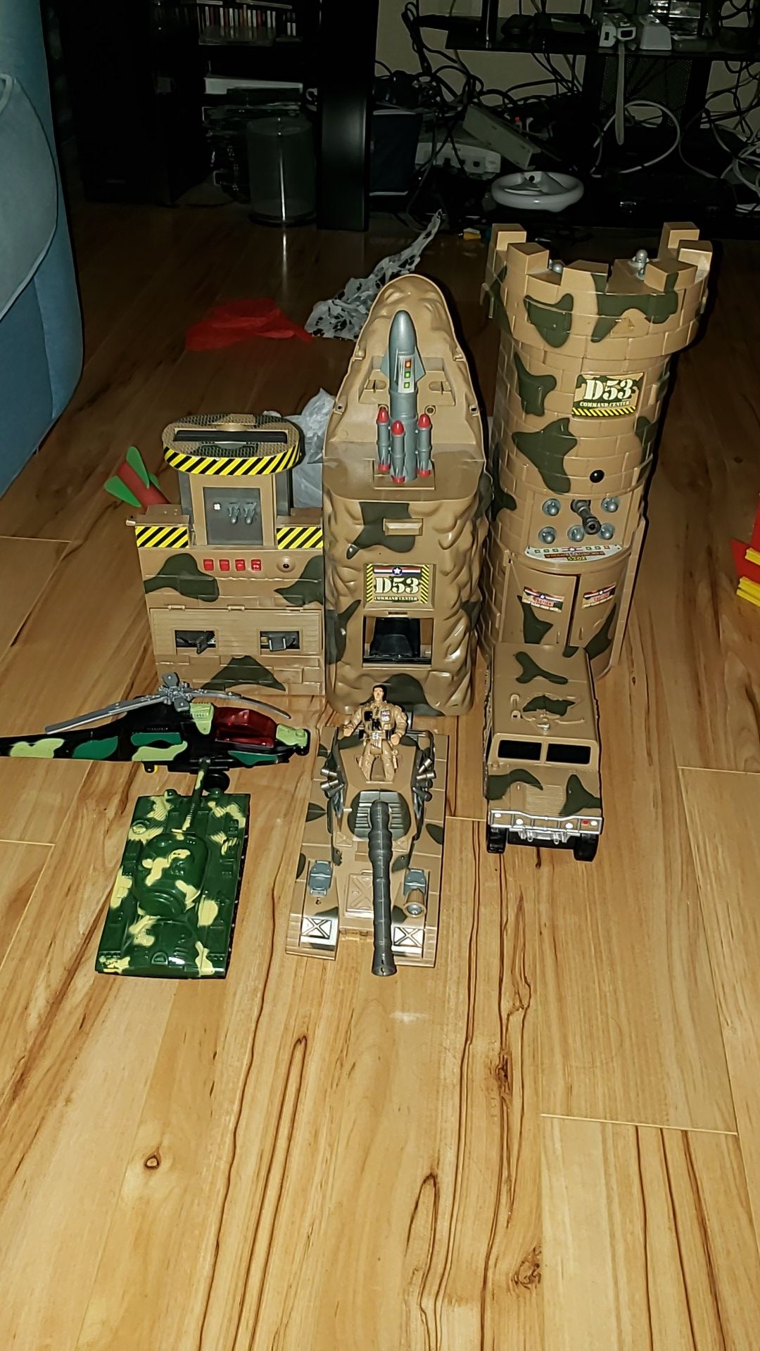 PLASTIC ARMY SET LIKE NEW