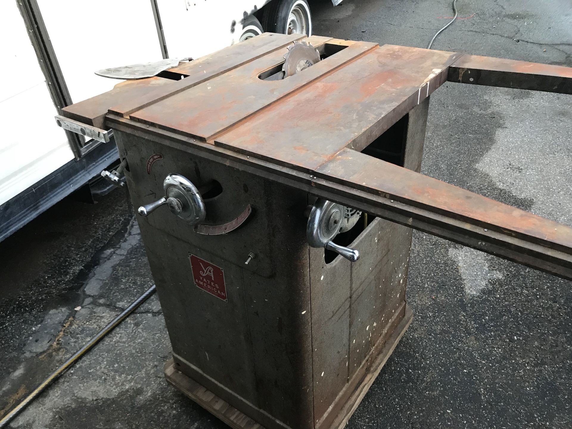Heavy duty industrial grade Yates American Table saw with jointer / sander. Works as it should