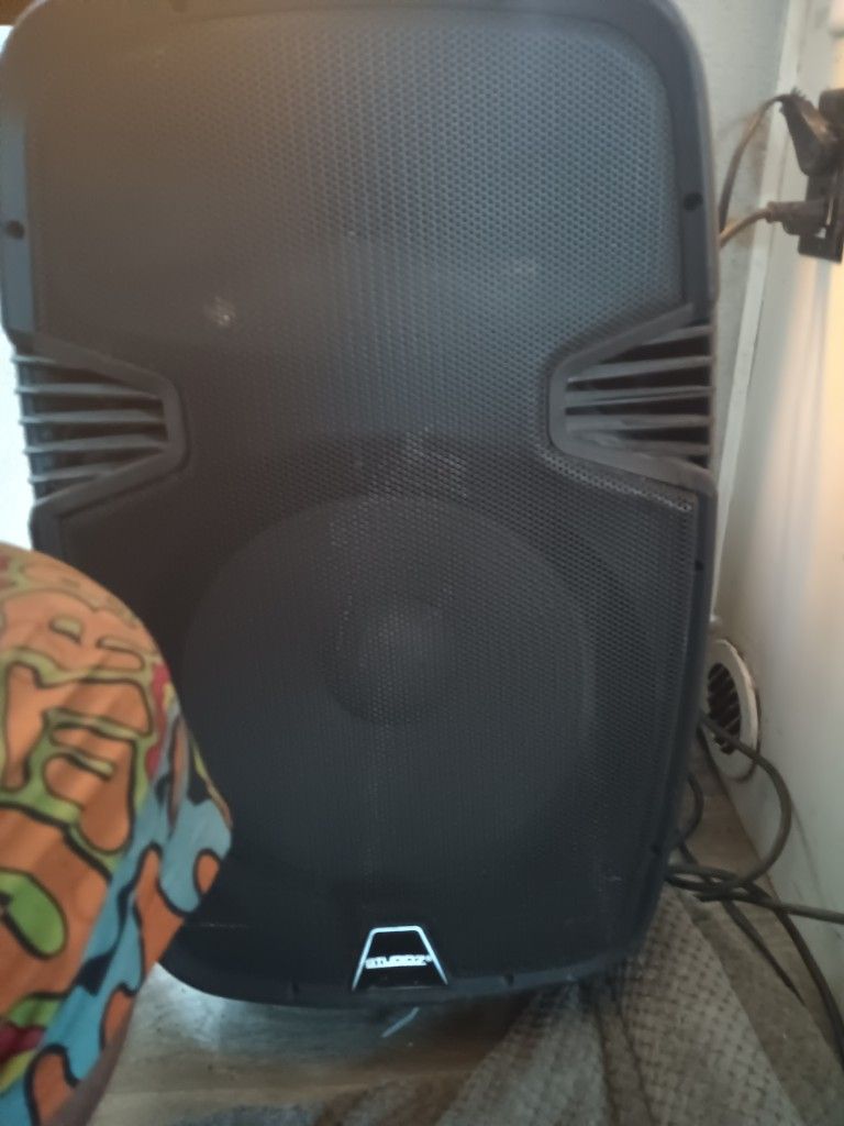 15 Inch Studio Z Speaker. Bluetooth And Am FM Radio..... Loudddddd