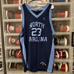 Nice 🙌🏻 !! Vintage Michael Jordan UNC Tar Heels #23 Hardwood Legends Jersey !
