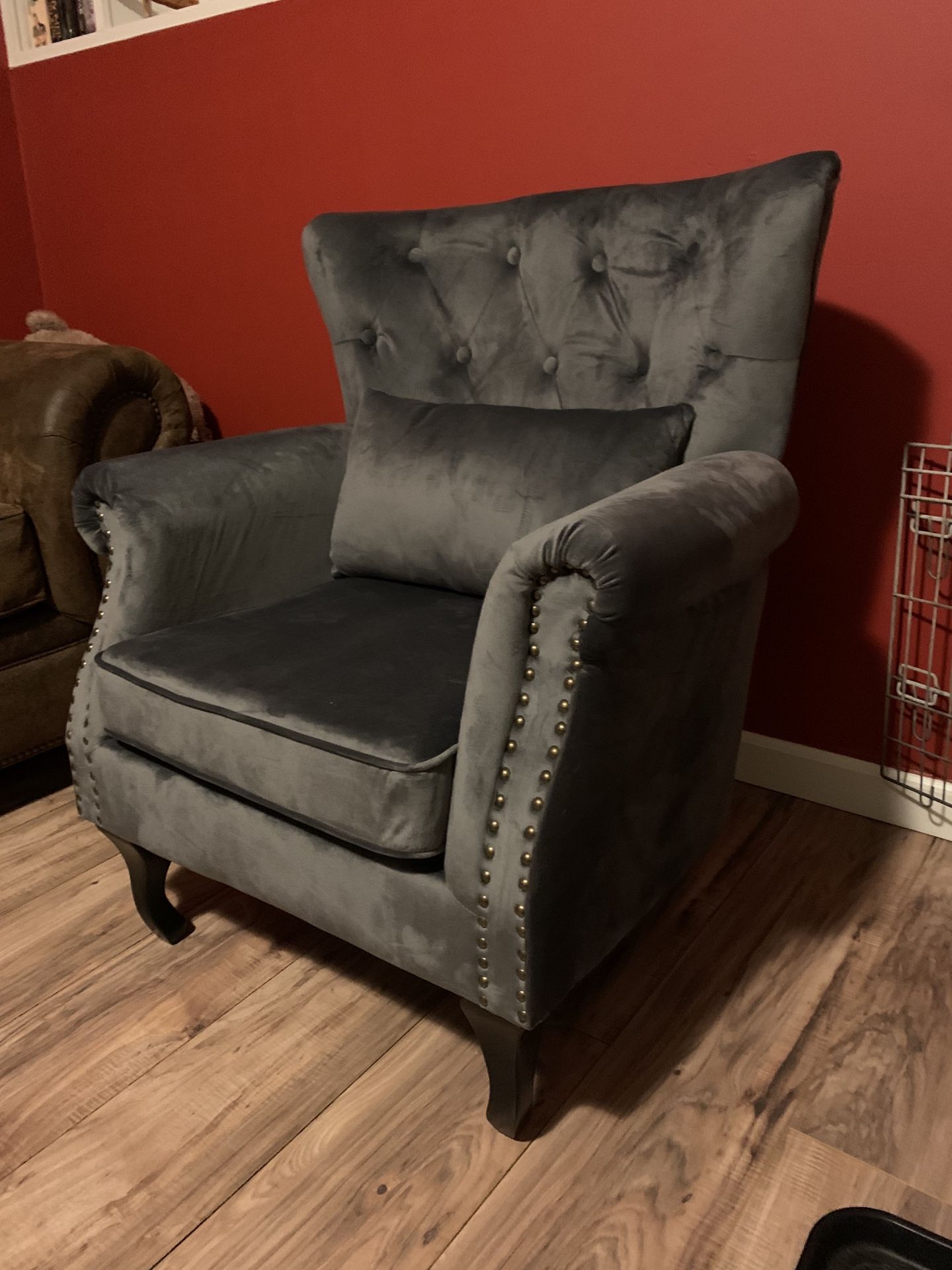 NEW    Accent Chair  NEW Never Used    Great Price 
