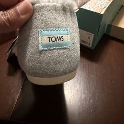 Women’s Size 11 Toms 