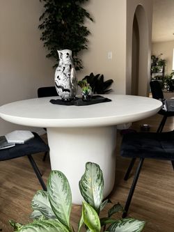 CB2 Lola Round Concrete Dining Table for Sale in Los Lunas NM