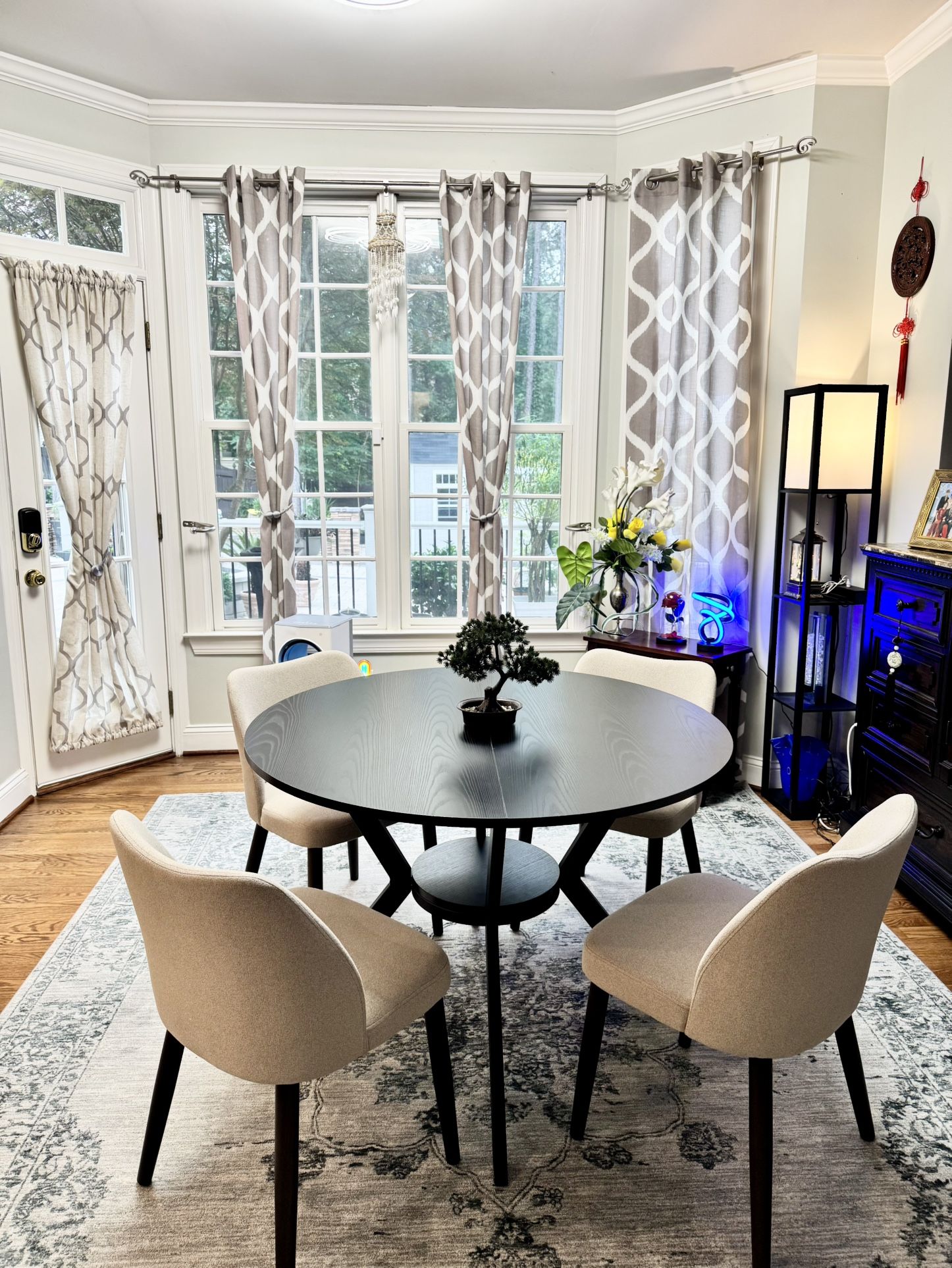 Brand New 5 Pieces Dining Room Set . Been Set Up Already Like First Few Pictures , But Never Been Used