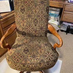 Sewing Chair On Wheels With Storage Arrow for Sale in Phoenix, AZ - OfferUp