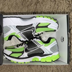 Nike Size 6.5 Men Brand New 