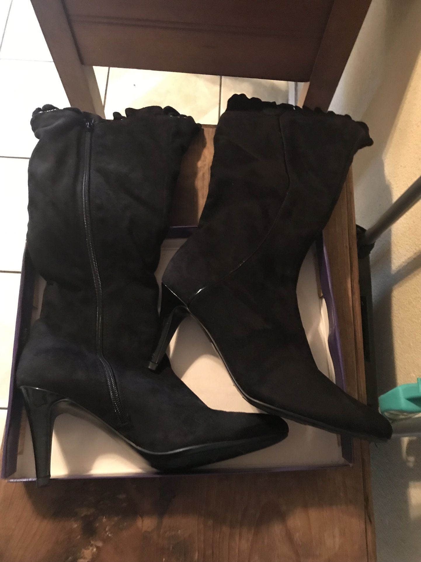 Woman Sweade Boots Size 7.5