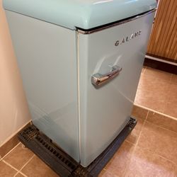 Compact Refrigerator 