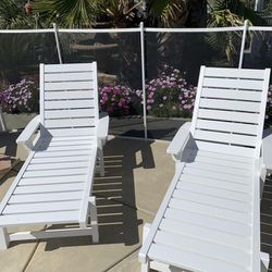 Set Of 2 Adirondack Style Chaise  Pool Lounger Chairs With Cushions