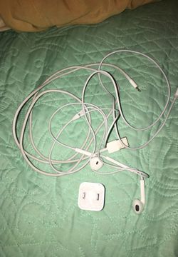 iphone 5 -x headphone cords and charger box