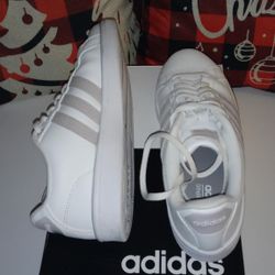 NEW ADIDAS MEN SNEAKERS  SIZE 9.