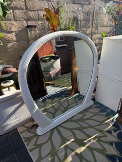 Vintage Italian Postmodern Arched Mirror – White Reeded / Fluted Frame (Made in Italy)