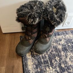 Kamik Women's Momentum 3 winter boots featuring a distinctive brown waterproof