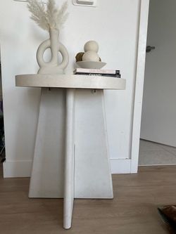 Modern Minimalist Side Table – Sculptural Accent Furniture Piece