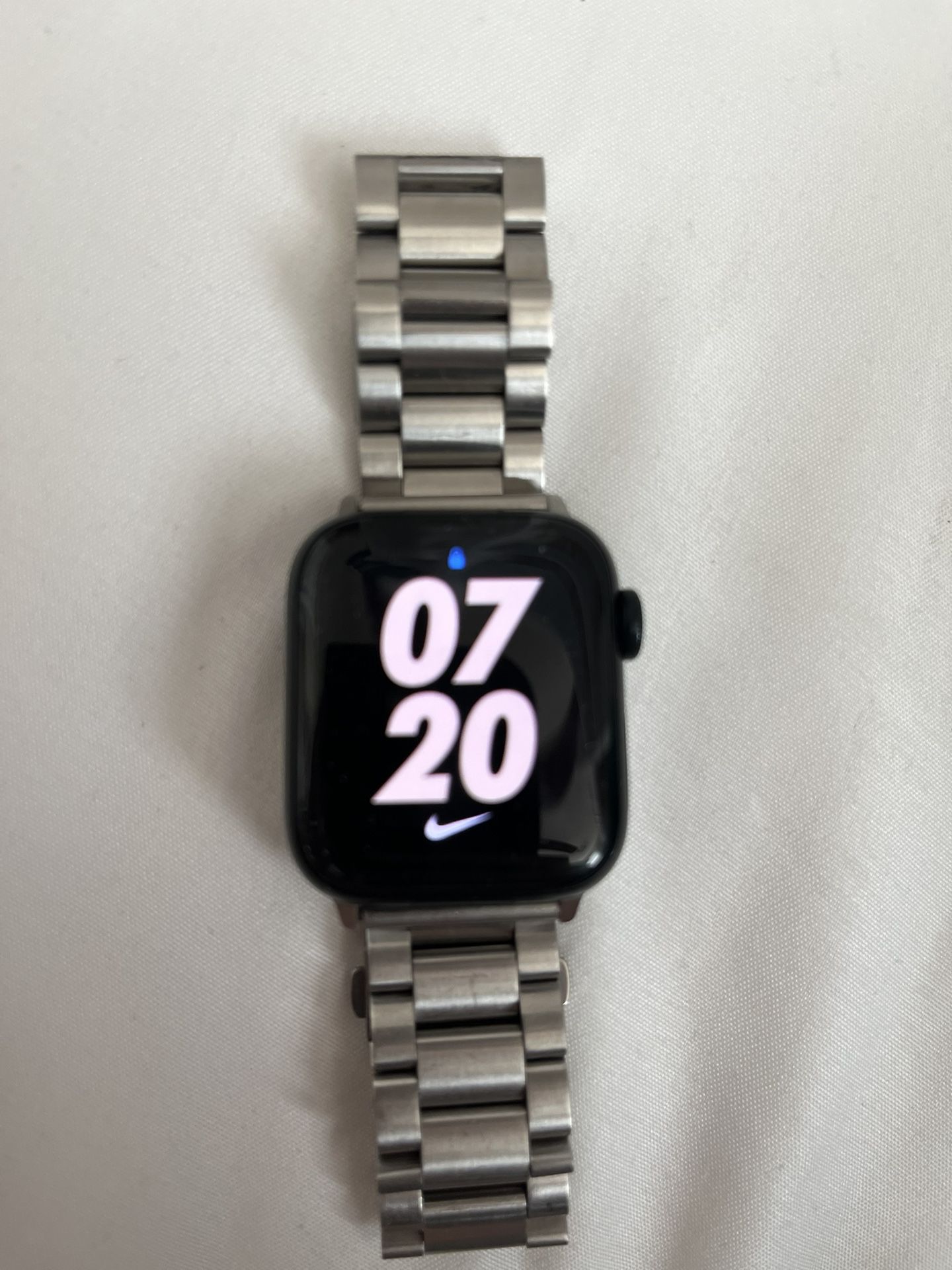Apple Watch SE GPS+Cellular// Gen 2 with band and wireless charger