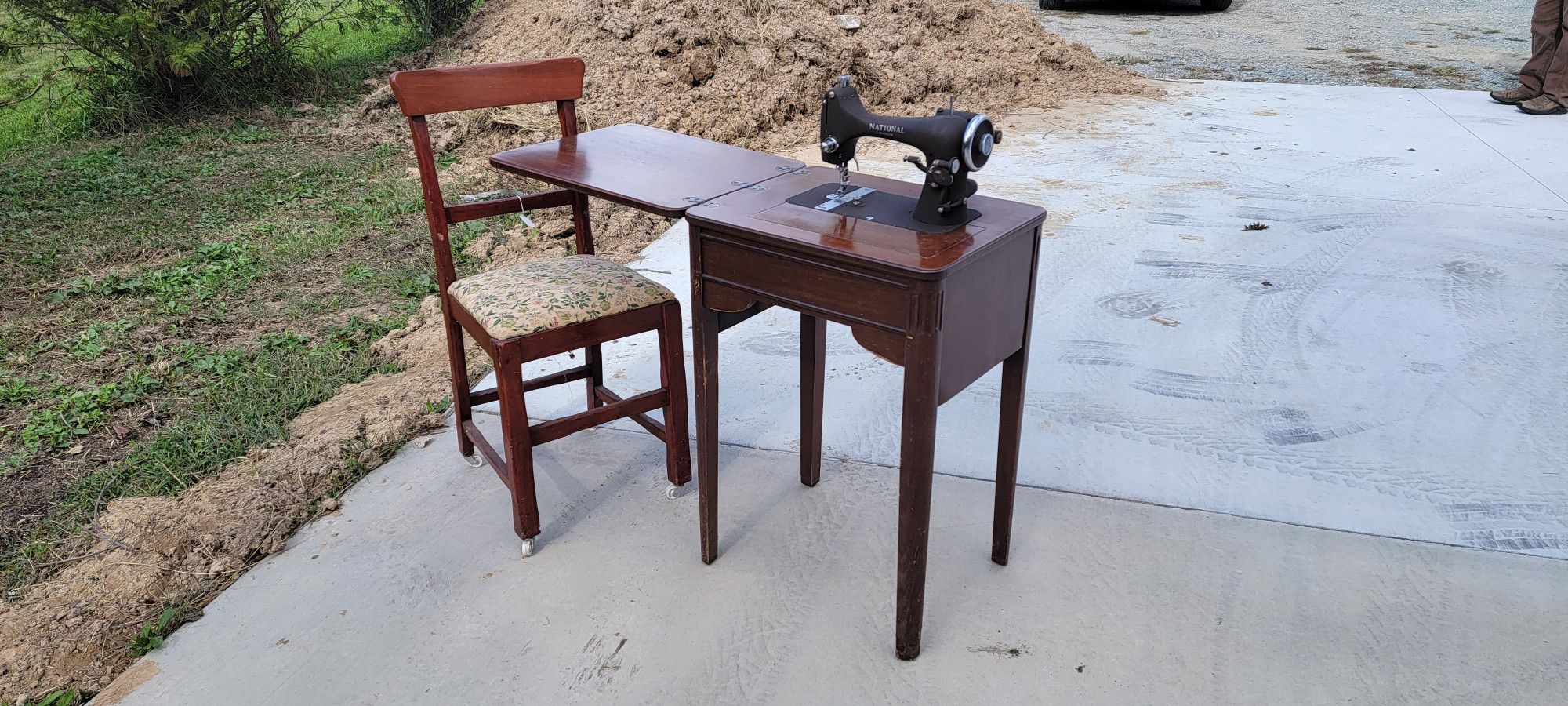 1952 National Reversew Electric Sewing Machine Table And Chair