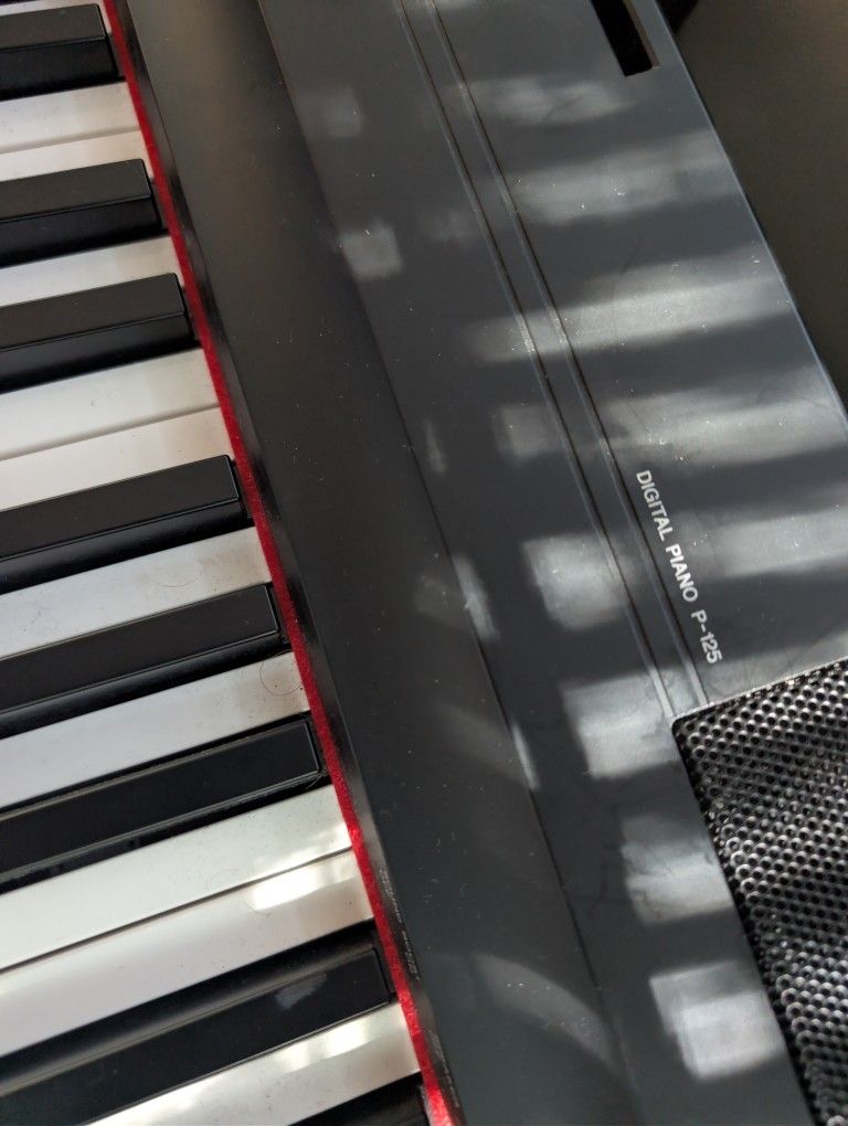 P125 YAMAHA KEYBOARD 