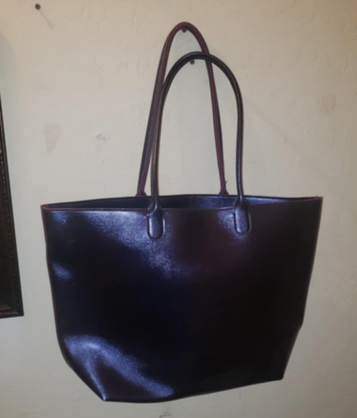 NEW WITH TAGS BATH AND BODY WORKS METALLIC PURPLE XL TOTE CARRYING CASE DUFFEL BAG DUFFLE PURSE SATCHEL