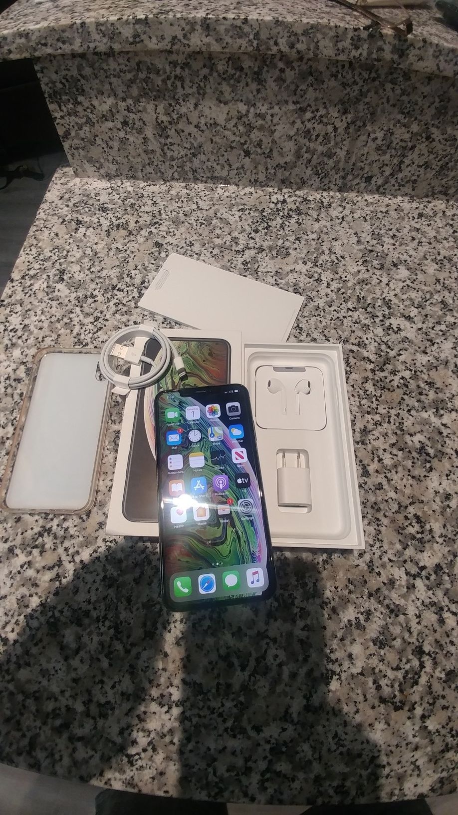 Iphone XS MAX, unlocked amd in execellent condition. With box' book, case & privacy screen protector $480