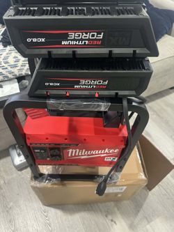 Milwaukee
MX FUEL 3600-Watt/1800-Watt Lithium-Ion Battery Powered Push Start Portable Power Station Battery Generator