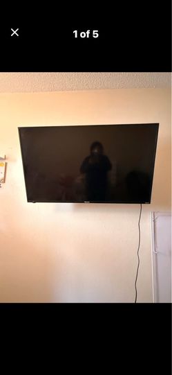 Hisense 42 in smart tv with remote