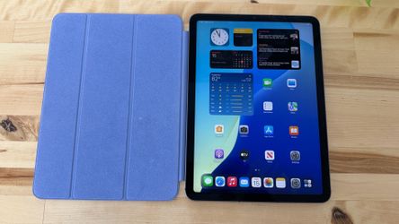 Like New iPad Air 10.9” M1 64GB Wi-fi + Cellular Space Gray with Apple Smart Folio case.