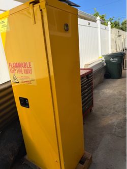 Flammable cabinet