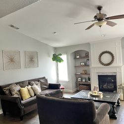 2 Sofás , 1 Coffee Table 