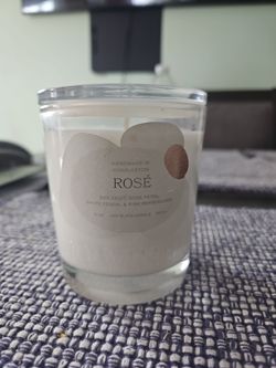 Vela aromatica de fructose rojas, petals de rosa, durazno blanco y pimienta rosa