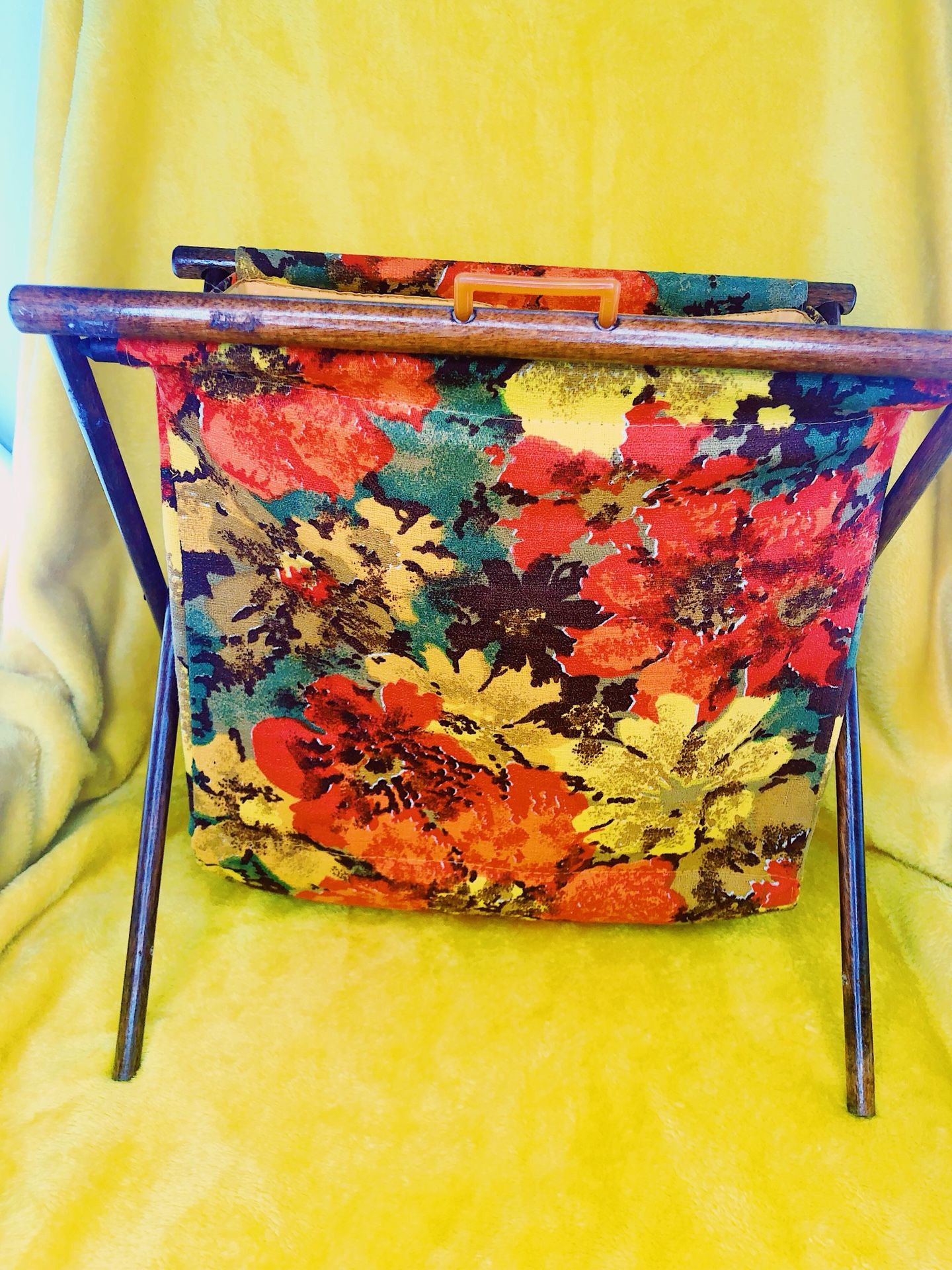 Cute 1960 Mid Century Modern Magazine Rack