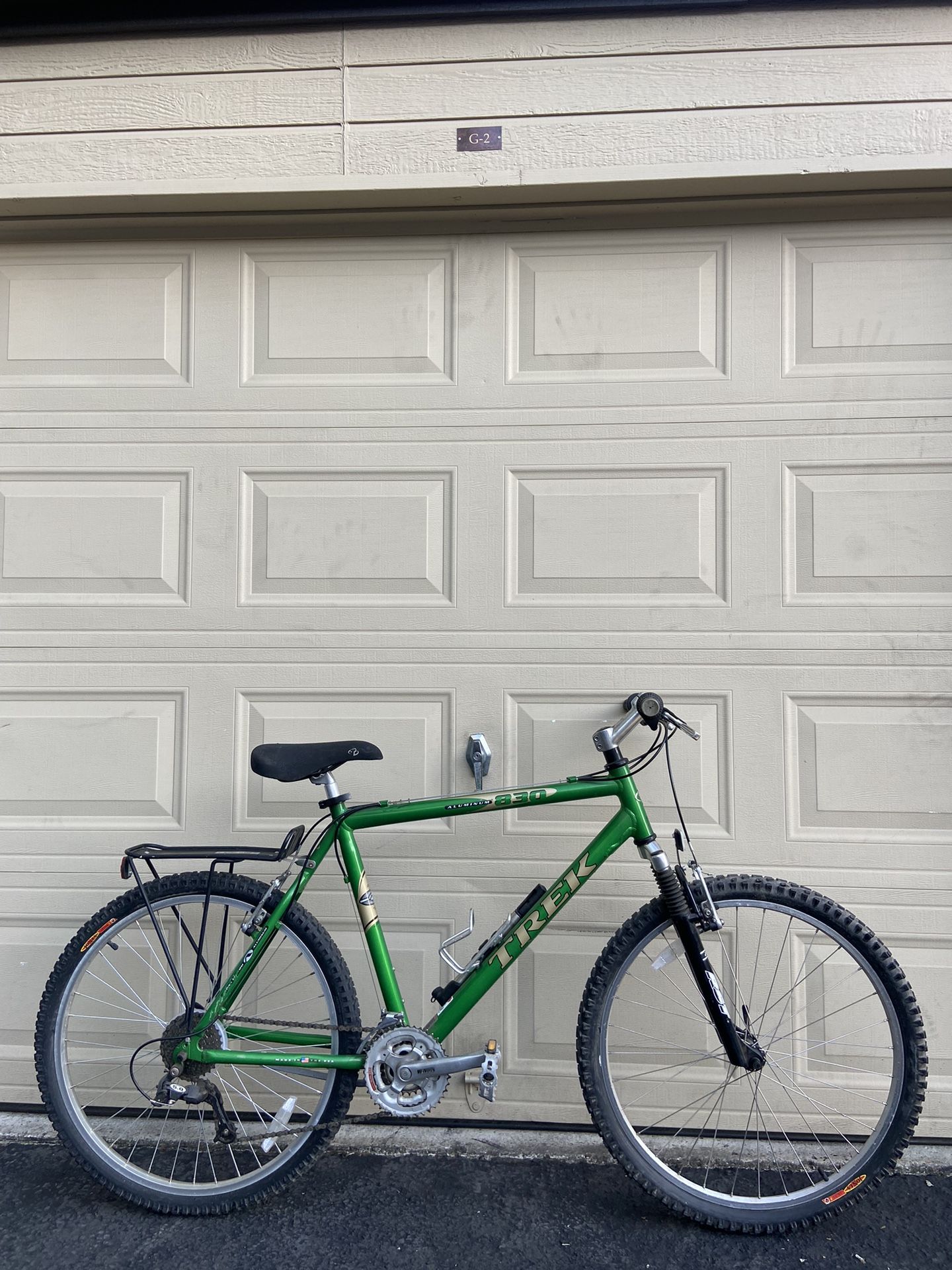 Trek 830 Mountain Bike – 21-Speed – 26” Wheels – Aluminum Frame Bicycle