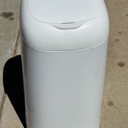 Genie Diaper bin. MAKE AN OFFER