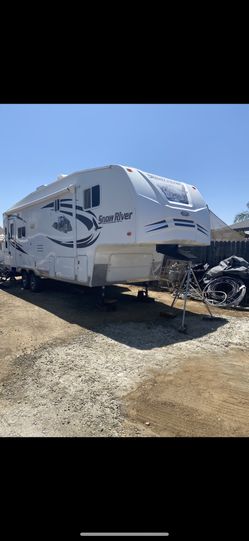 2012 5th wheel Trailer