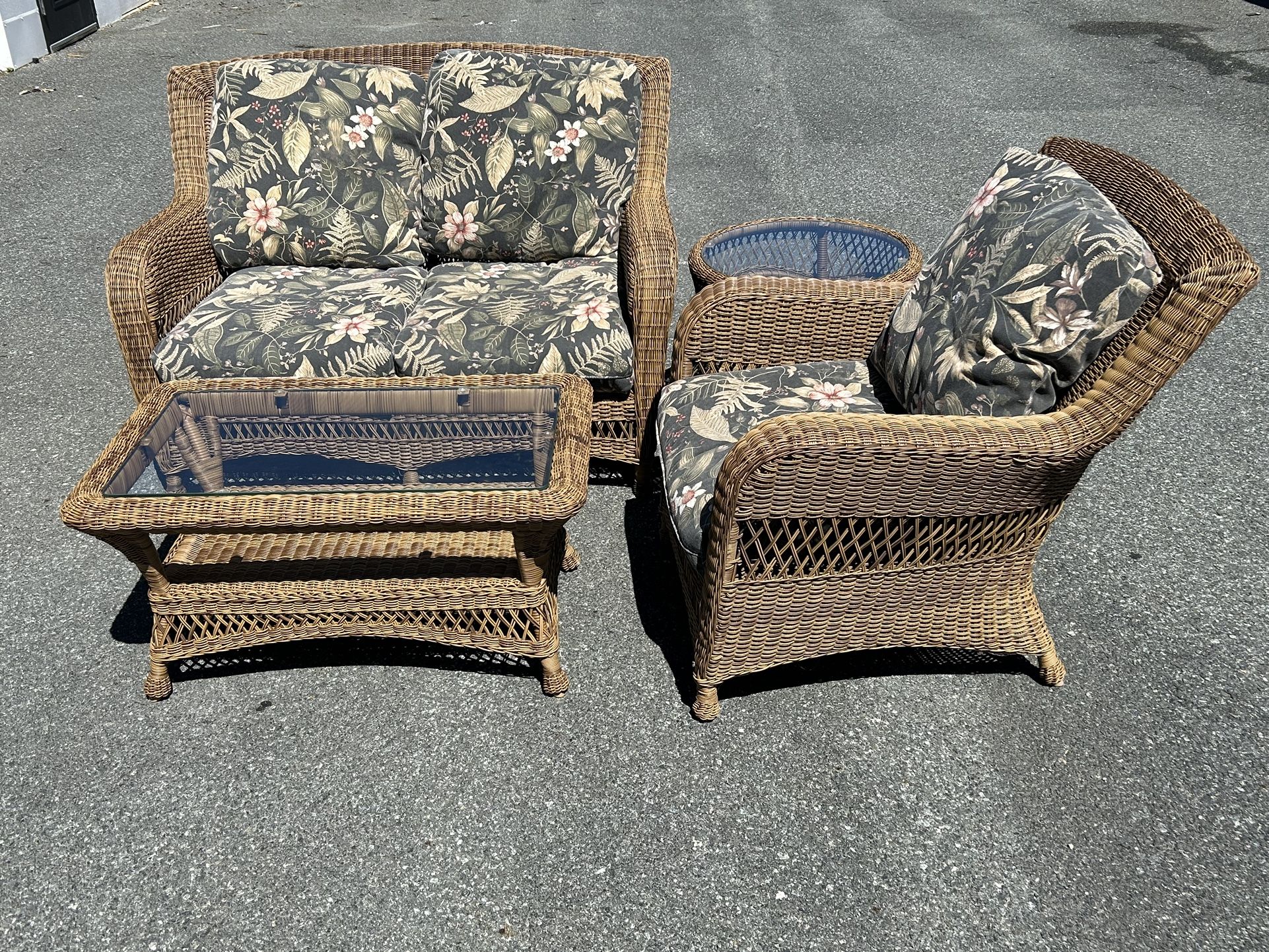 Beautiful 5 Piece Rattan Set Couch,Chair,Coffee Table, Side Table, Ottoman ***