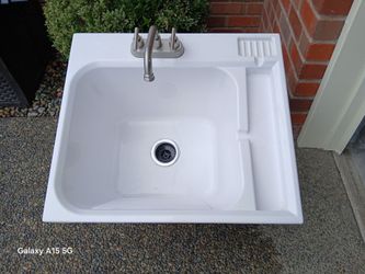 Laundry tub w/facet