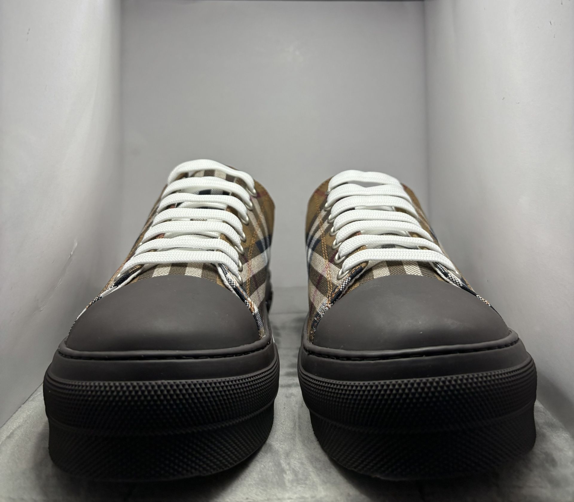 MENS BURBERRY SNEAKERS SIZE 9