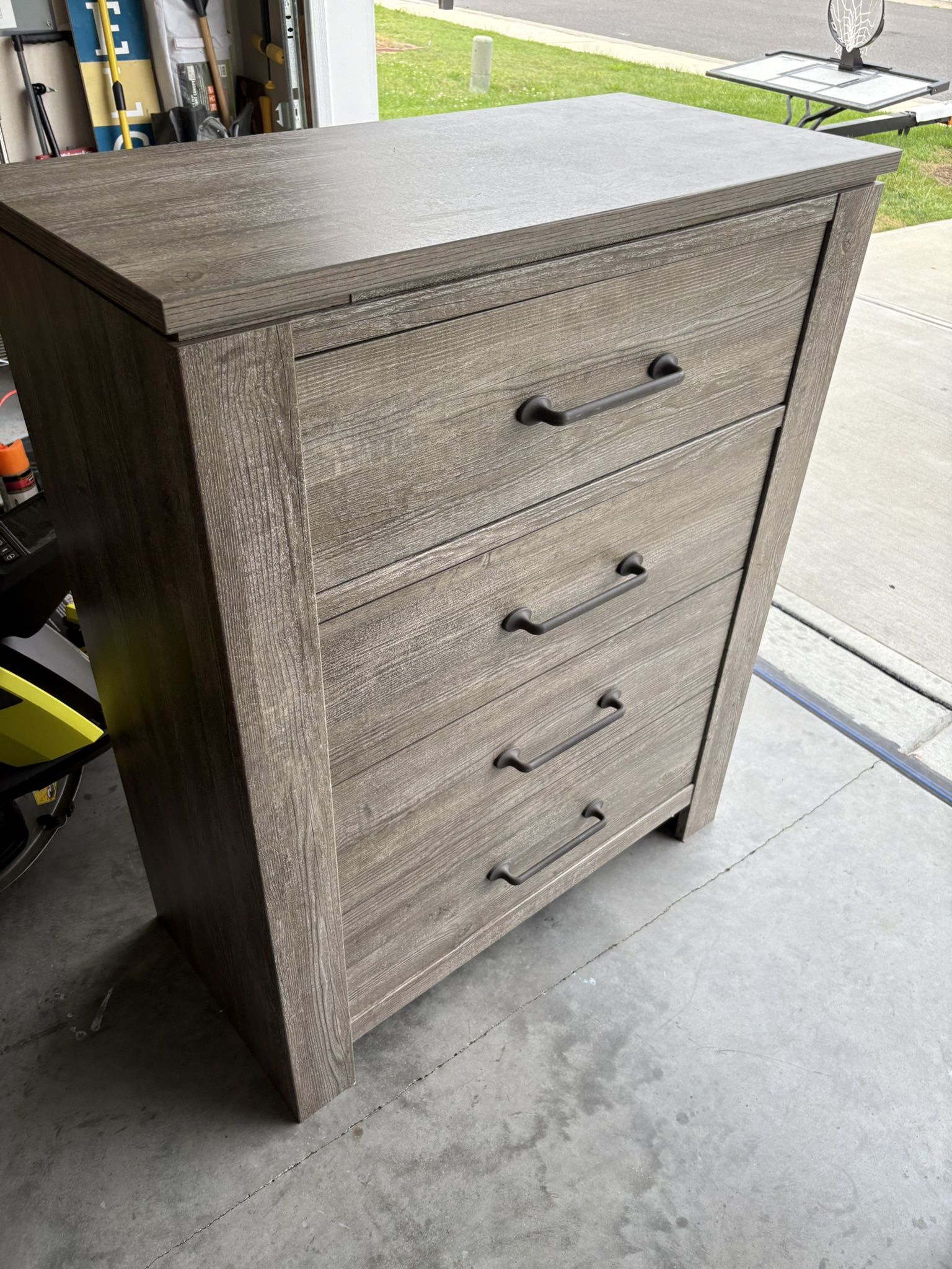 4 Drawer Dresser Like new