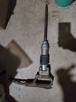 Pneumatic chipping hammer with bit