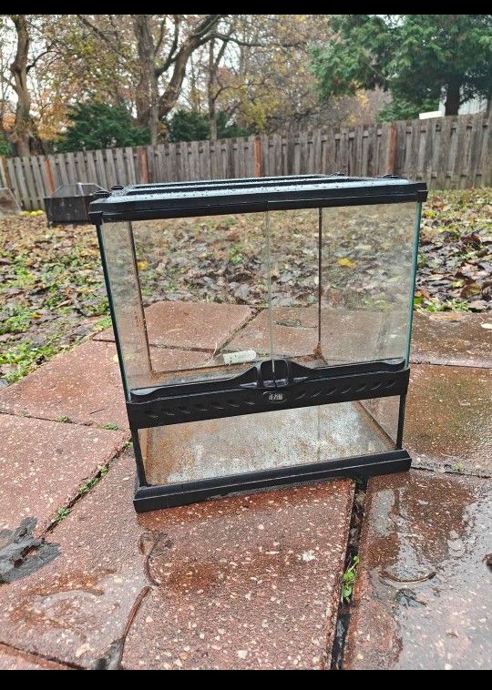 12 x12 x12 Exo Terra terrarium + Hide and dishes
