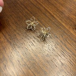 New Elegant Gold Wire Flower Stud Earrings 