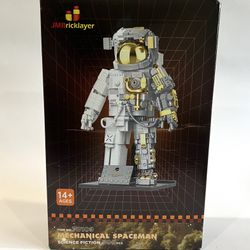 New! Sealed! 900 Piece Spaceman! JMBricklayer 14+ ages