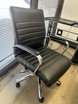 Sleek Black Leather Executive Office Chair – Excellent Condition!