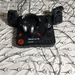Numark PTO1 Beginner Scratch Set With Headphones And Speakers