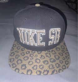 Nike SB leopard print snap back black hat. Rare NWT!