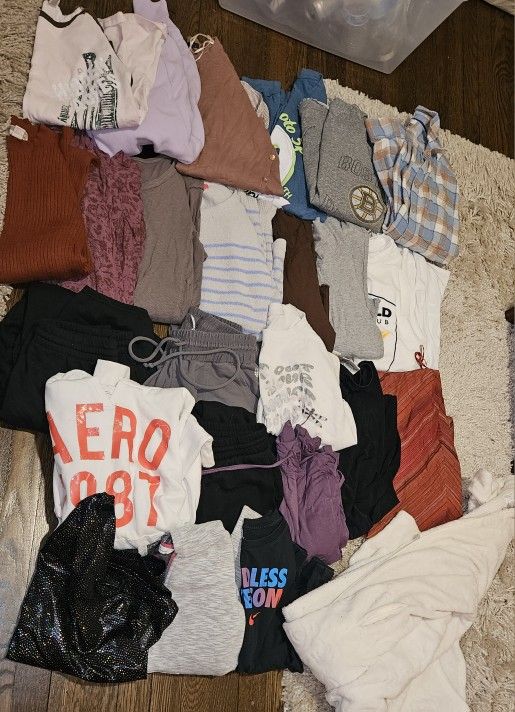 (25) Piece Womans Size MEDIUM Winter Clothes Lot