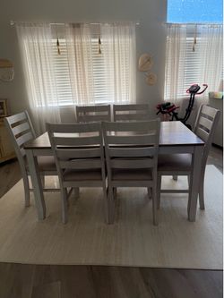 Dining table with 6x chairs - RC Willey