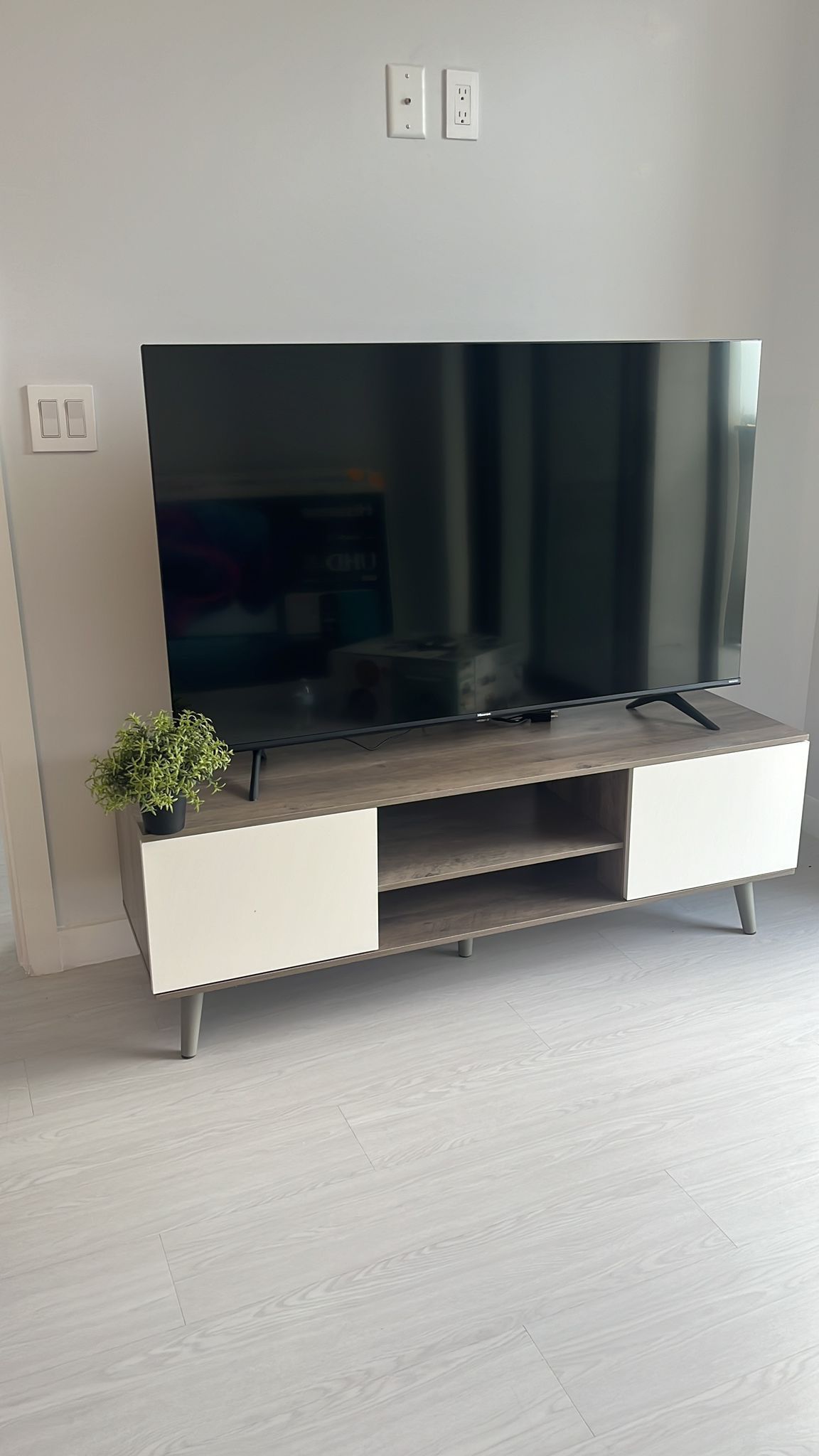 Smart Tv Hisense 55” And Stand