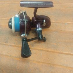 Vintage Shakespeare Fishing Reel Model 2052 In Extremely Clean Condition 